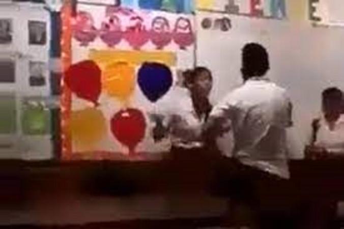 VIDEO Estudiante golpea a su novia en pleno salón de clases