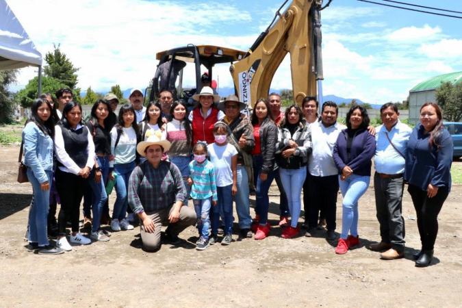 Alvarado da banderazo de inicio de obra en la calle Ángela Peralta