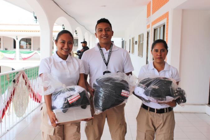 Entrega alcalde antorchista uniformes a Seguridad Pública