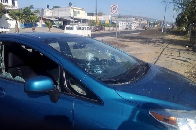 Apedrean auto de auxiliar de regidor a metros de las oficinas del ayuntamiento