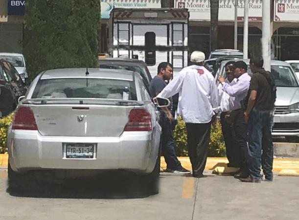 Golpean y roban 300 mil pesos a cuentahabiente en Plaza Tolín