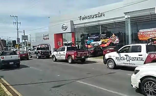 Sujetos armados asaltan agencia de automóviles Nissan Tehuacán