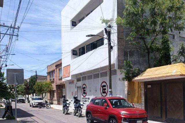 VIDEO Delincuente dispara contra personas al huir, tras intento de asalto en Tehuacán