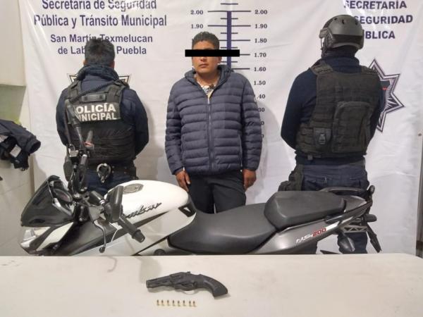 Aseguran en Texmelucan a sujeto armado que viajaba en moto robada