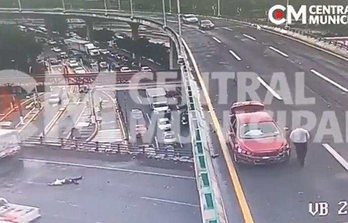 VIDEO Lo atropellan, cae de puente y otro auto lo remata
