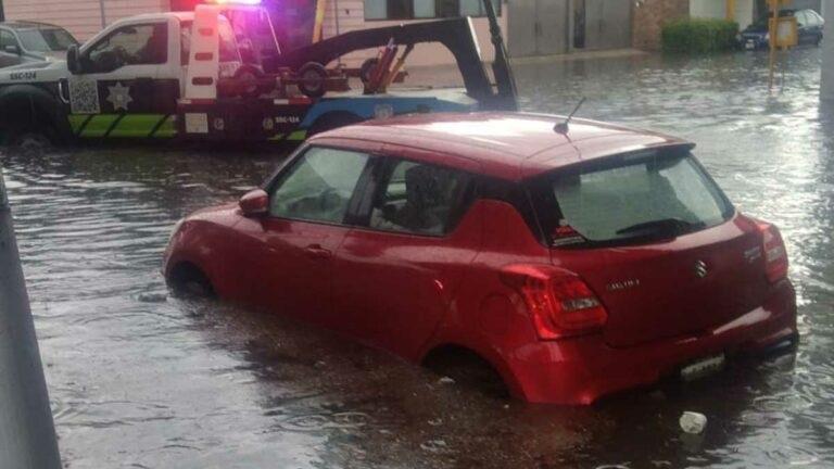 Onda tropical dejó inundaciones y autos varados en Puebla capital