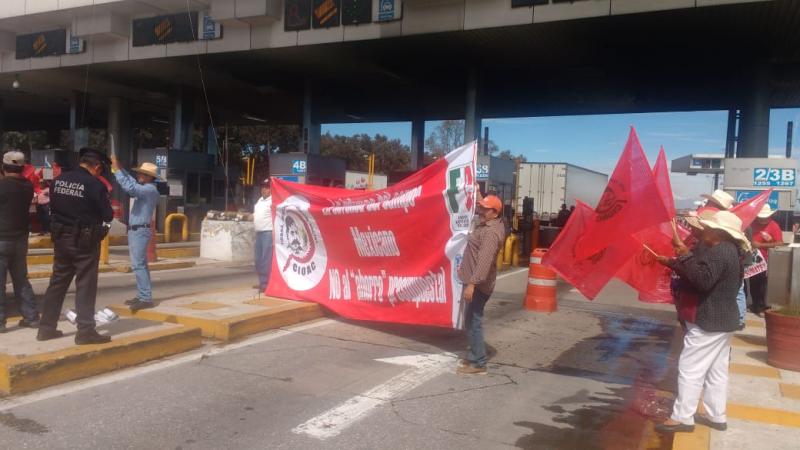 Campesinos bloquean la autopista Puebla-México image 2