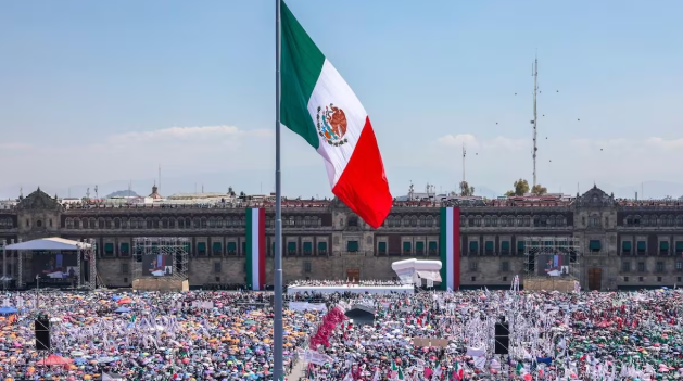 Rompieron el protocolo y Claudia aprovechó: evitó la halitosis de Adán, Velasco y Monreal