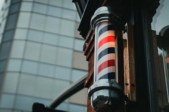 El misterioso origen del poste de barbería: de curanderos a estilistas