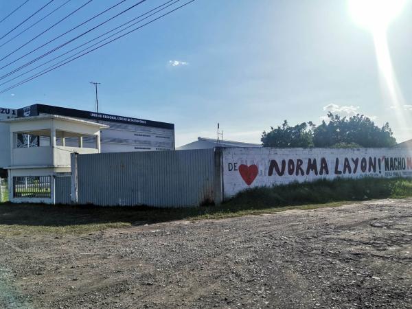 Pintan barda con publicidad de Layón y Mier en espacios de la BUAP en Izúcar