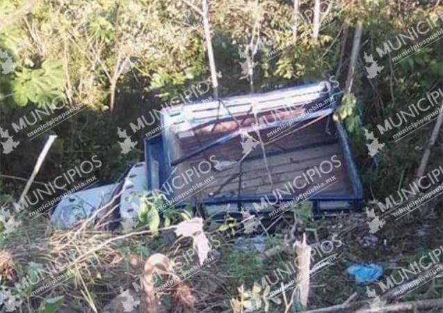 Camioneta de redilas se va a barranco con más de 30 personas en Huauchinango