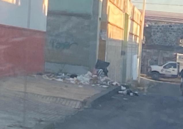Siguen apareciendo montoneras de basura en esquinas de Atlixco