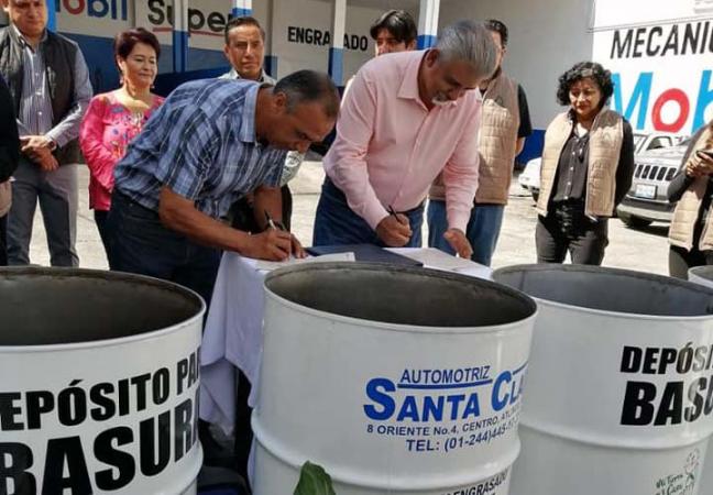 Donan botes para evitar montoneras de basura en el Atlixcáyotl