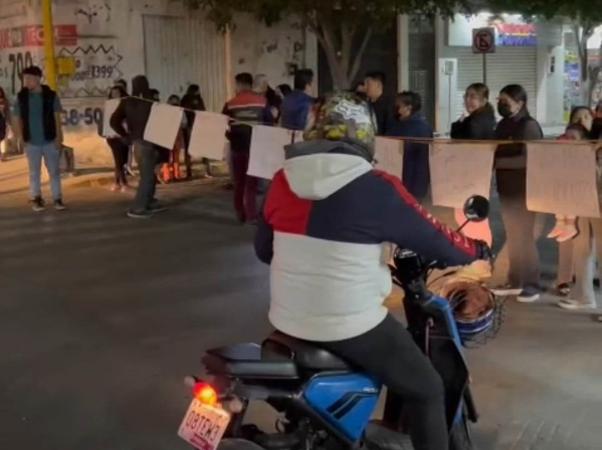 Bloquean vialidades para exigir retiro de 1x1 en Tehuacán