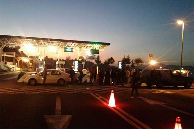 Normalistas toman caseta de Atempan para exigir pago de becas