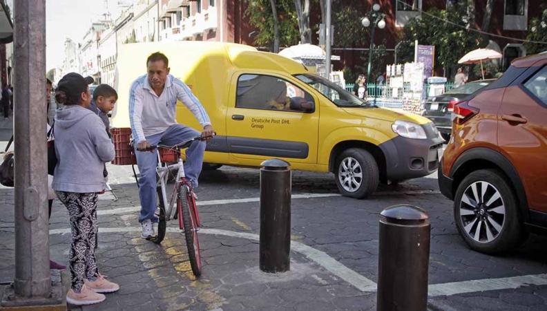 Colocan bolardos y retiran macetones en San Andrés Cholula