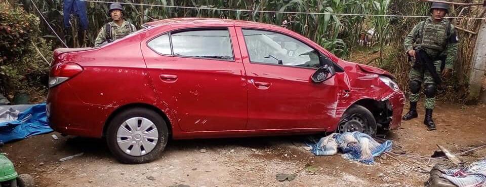 Se sale automóvil de la carretera y cae en patio de vivienda en Chignautla