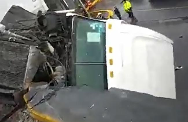 VIDEO Tráiler se derrapa en puente y cabina queda colgando en Nuevo León