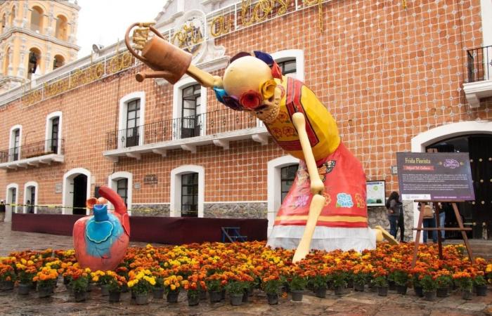 Instalan cinco catrinas y personajes gigantes en puntos turísticos de Atlixco