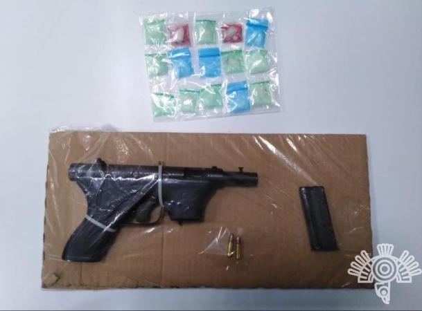 Detiene a Iván y Araceli con pistola calibre 22 y bolsas de cristal en Puebla