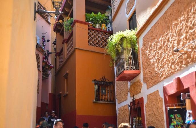 Tras pleito, reabren el mítico Callejón del Beso en Guanajuato
