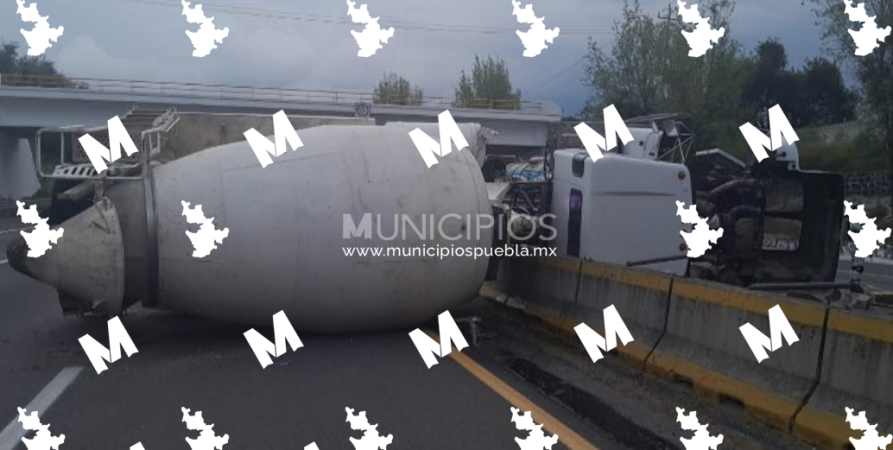 Vuelca camión en la autopista México-Puebla, a la altura de San Salvador El Verde