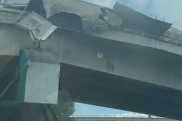 ¡Momento de tensión! Camión pesado casi cae de un puente del Periférico Ecológico