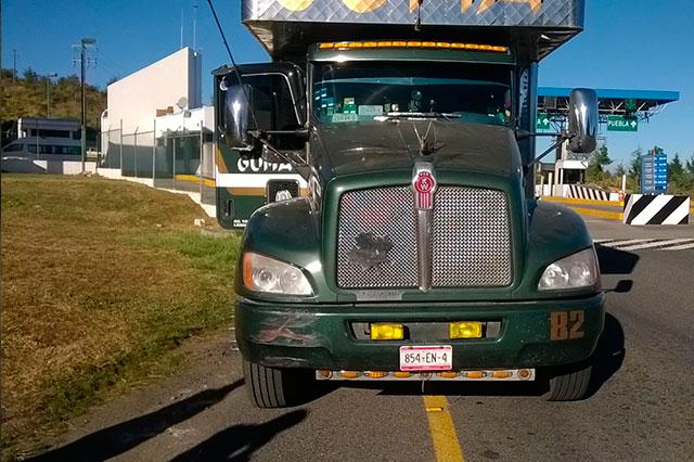 Policía frustra robo de camión con chicles en Tlatlauquitepec