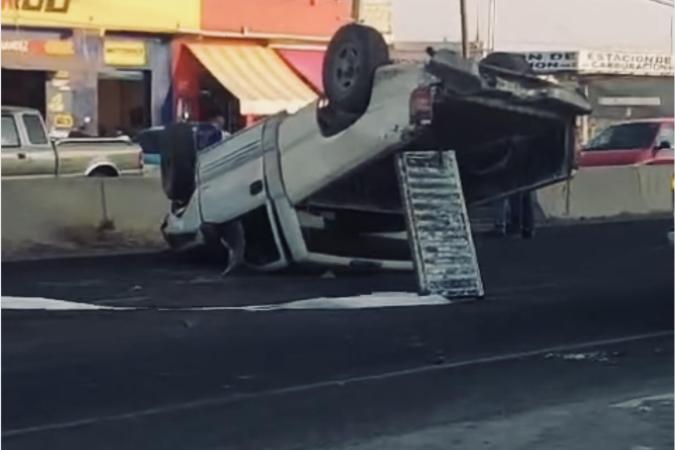 Camioneta vuelca sobre la federal Atlixco-Izúcar de Matamoros