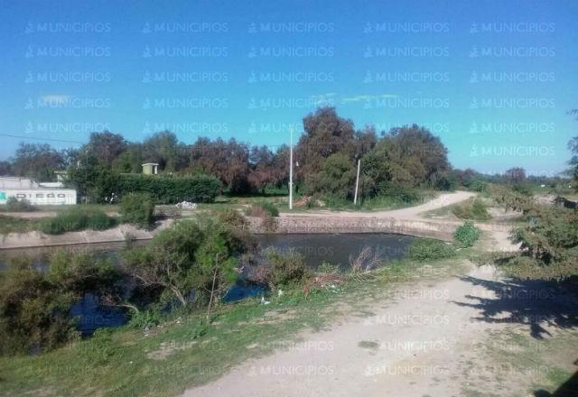 Camioneta cae a canal en Hueyotlipan y ocupantes no aparecen