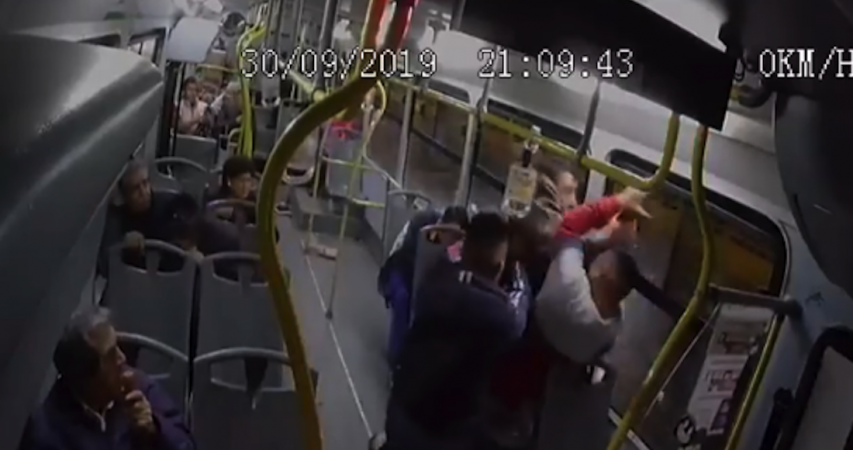 VIDEO A tiros, pasajeros persiguen a sus asaltantes en el camión