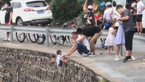 VIDEO Sujeto cuelga a niño de acantilado para tomarle foto