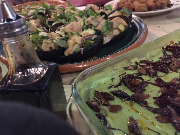 A comer chapulines y aguacate