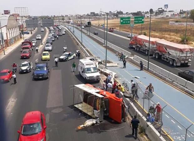 Ciclopista Periférico es invadida por Jetta tras fuerte impacto