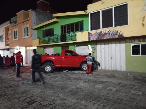 Ministeriales ebrios chocan contra un local en Tecamachalco