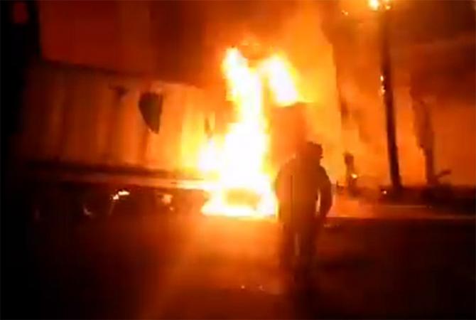 VIDEOS Auto se estrella contra tráiler y se incineran: hay 2 muertos y 6 heridos
