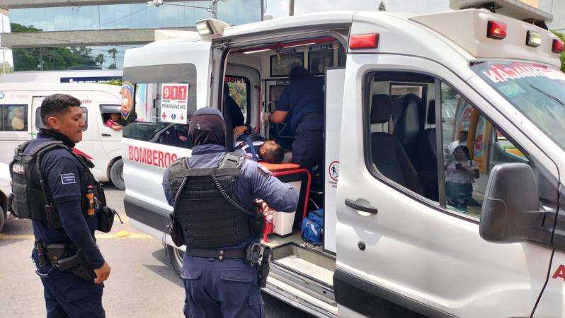 Ambulancia se impacta contra camioneta en Tehuacán; dos estudiantes están heridos