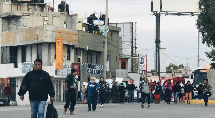 Trabajadores de limpia generan caos en bulevar Valsequillo