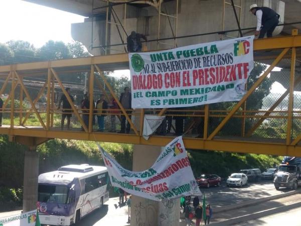 Campesinos bloquean la autopista Puebla-México image 1