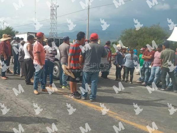 Bloquean agricultores carretera federal 150 México-Veracruz a la altura de Cacaloapan