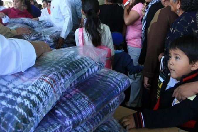 Coaccionan voto, reparten colchonetas del DIF de Chiconcuautla
