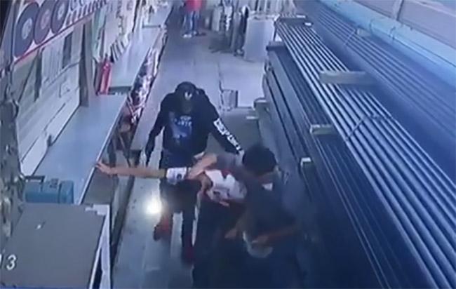 VIDEO Comando asalta negocio en Huejotzingo a unos metros de la policía