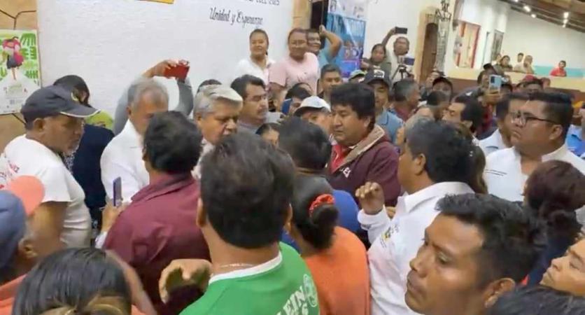 Entre gritos y empujones, rinde edil auxiliar de Coapan su informe de actividades
