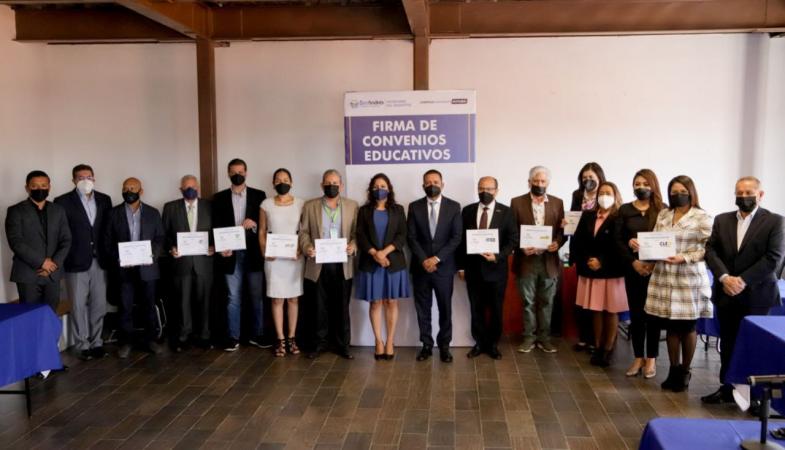 Consolida SACH vinculación universitaria con firma de convenios
