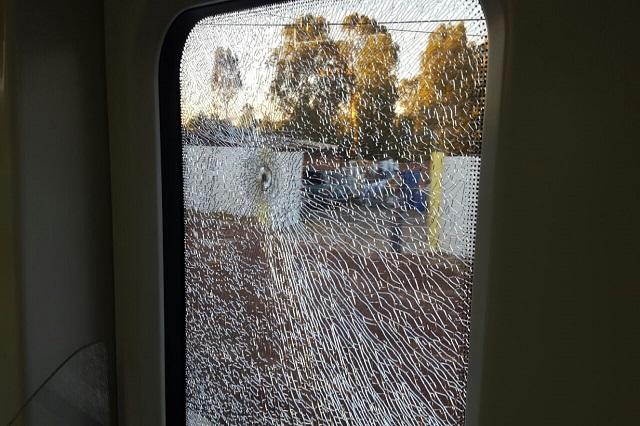 Apedrean Tren Turístico y le rompen cristal en Santiago Momoxpan image 1