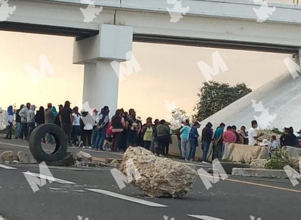 Bloquean autopista Cuacnopalan-Oaxaca por conflicto postelectoral