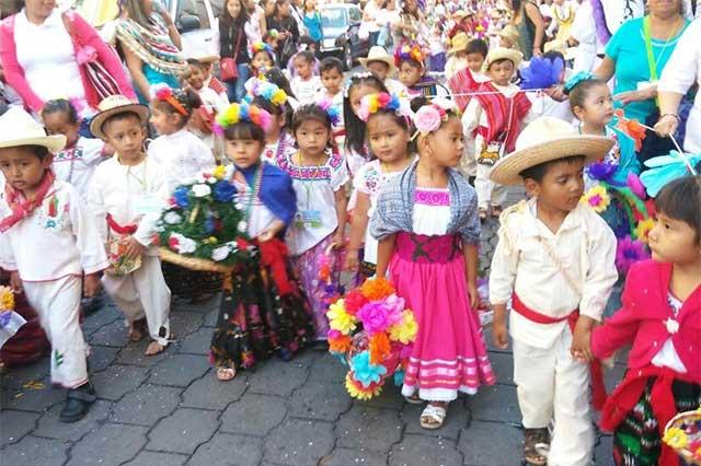 Realizan desfile y carrera de mojigangas previo al Huey Atlixcáyotl image 2