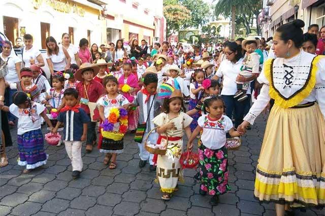 Realizan desfile y carrera de mojigangas previo al Huey Atlixcáyotl image 3