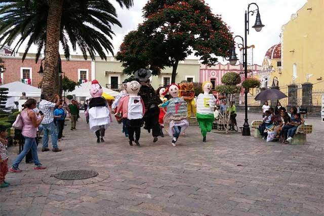 Realizan desfile y carrera de mojigangas previo al Huey Atlixcáyotl image 4
