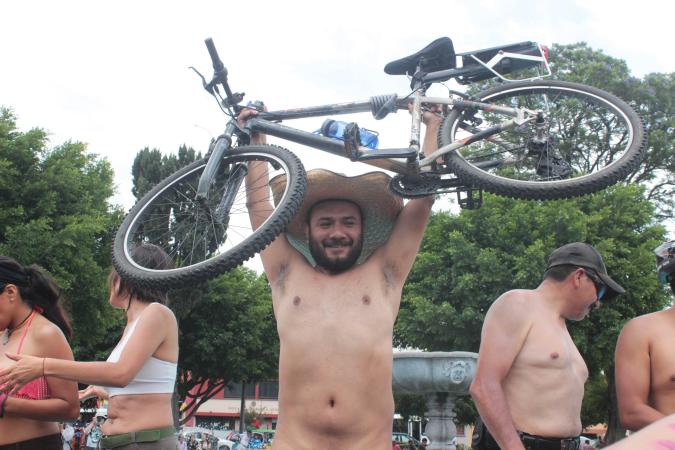 VIDEO Sin ropa pedalean por calles de Puebla